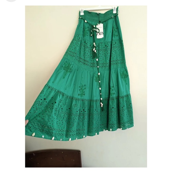 Embroidered skirt with sea shell design - Picture 9 of 14
